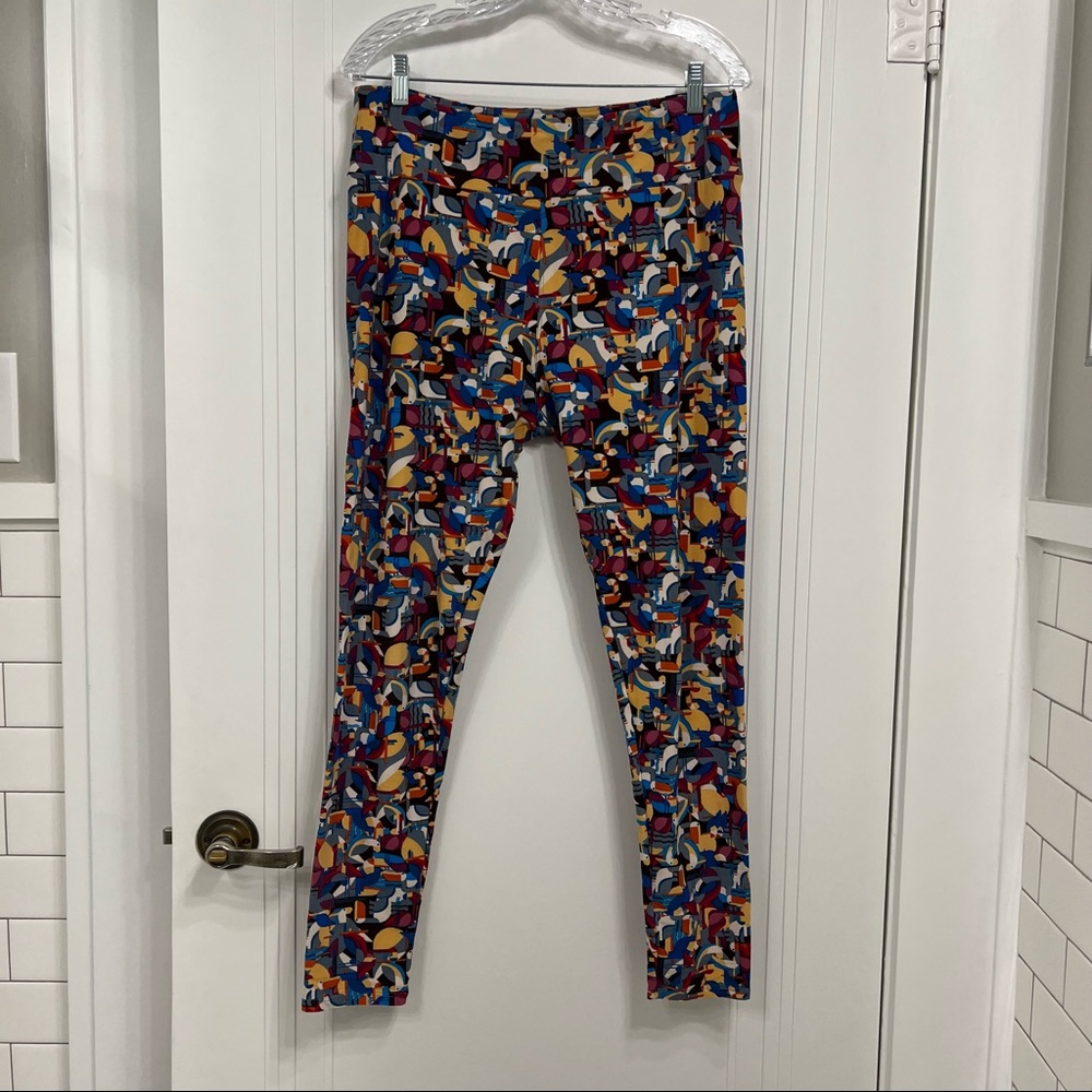 Tall and Curvy LuLaRoe Tropical Bird Puffin Parrot Print Buttery Soft Leggings